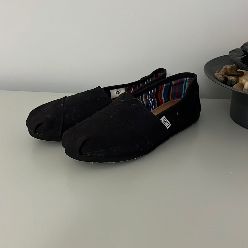 Women’s TOMS size 7